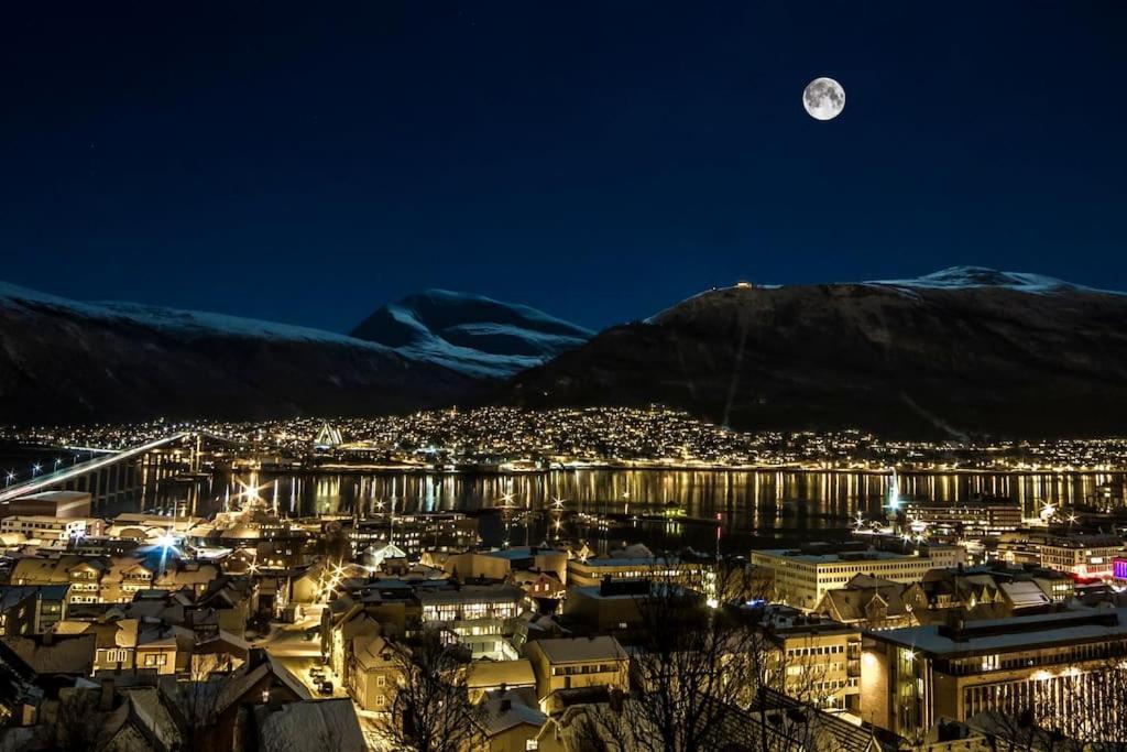 In The Heart Of The Aurora Borealis - Tromso City Exterior photo